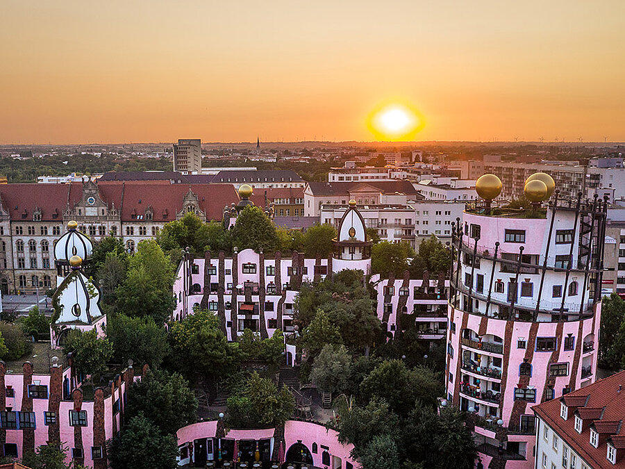 Blick auf das Hundertwasserhaus bei Sonnenuntergang