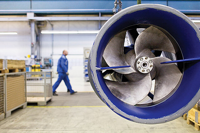 Turbine in einer Fertigungshalle