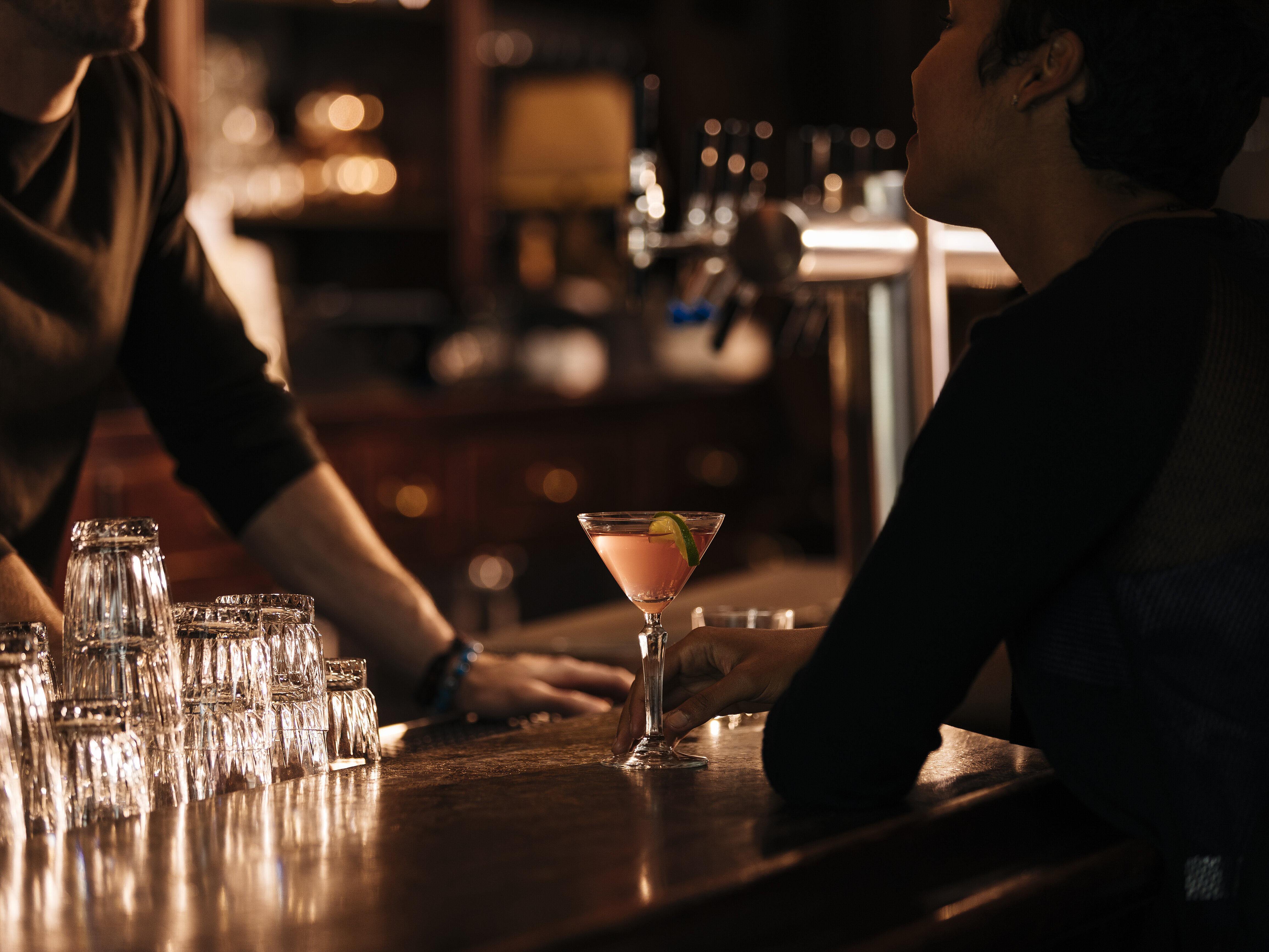 Ein Bartender spricht mit einem Gast