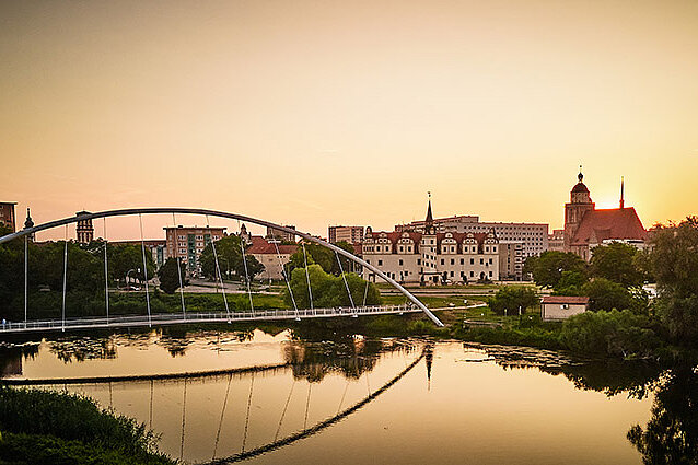 Tiergartenbrücke Dessau mit Abendröte