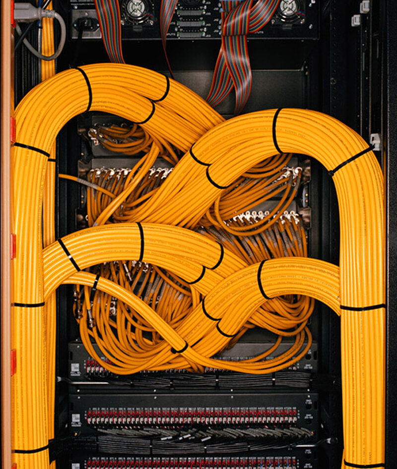 Netzwerkkabel im Rack 