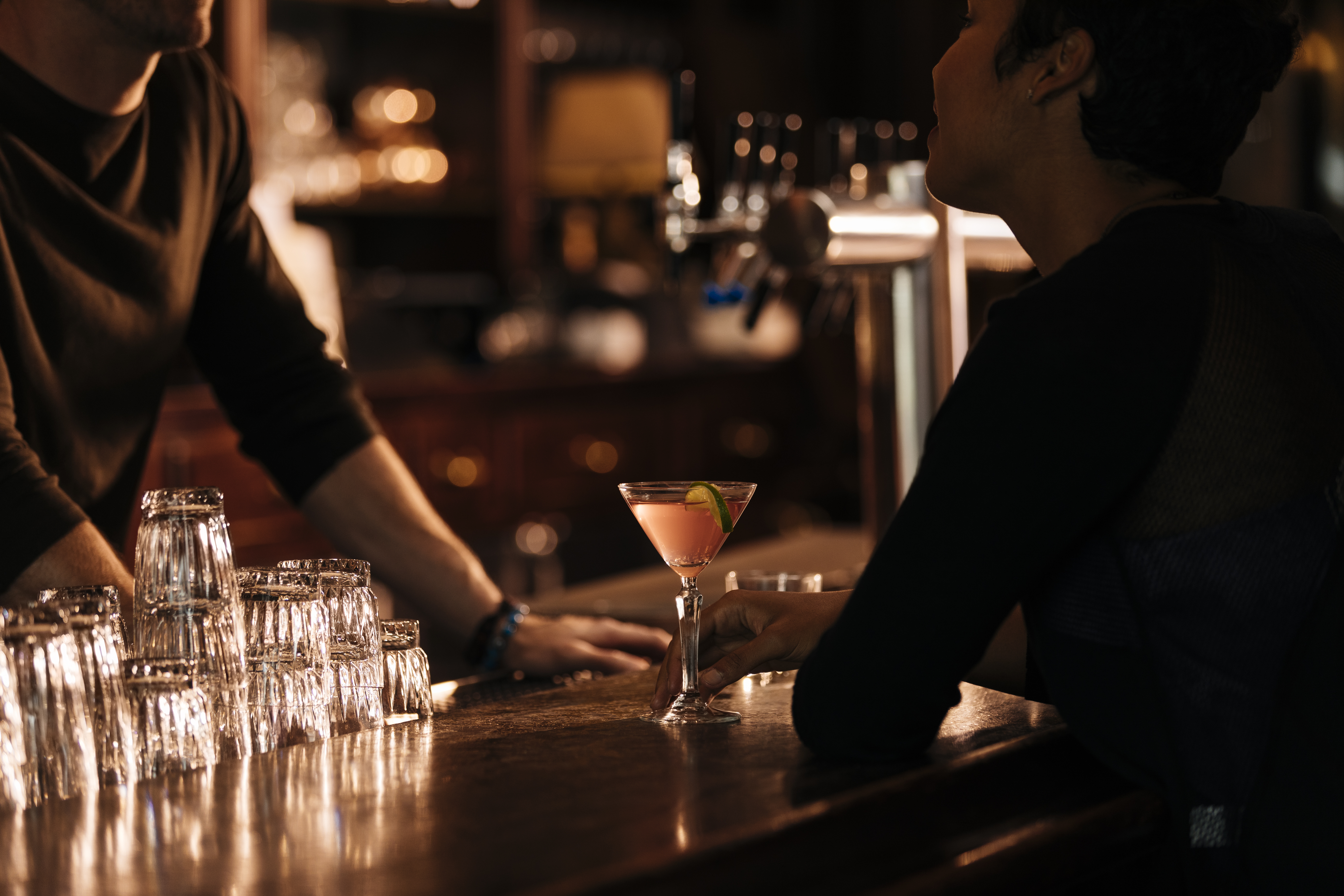 Ein Bartender spricht mit einem Gast